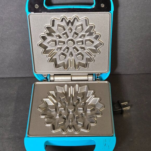 Disney Frozen Elsa Anna Blue Waffle Maker Nonstick Latching Handle DFR-5 - Picture 2 of 11